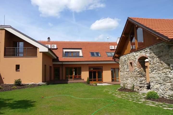 Domecek Milevsko Hotel Buitenkant foto